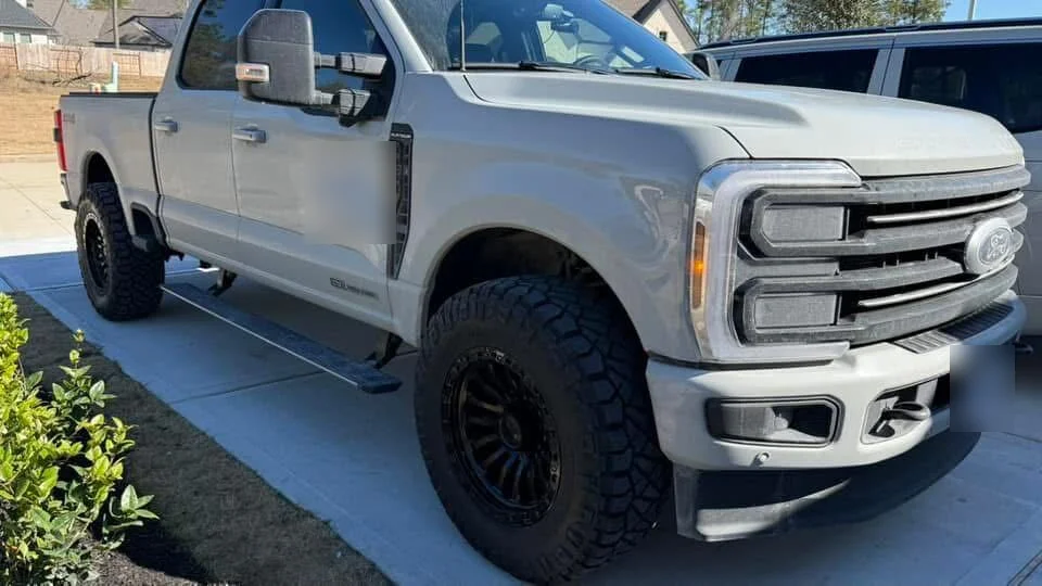 2025 Ford F-250 Platinum on 20x10 -18mm Fuel Rincon wheels in Matte Black with Gloss Black with 37x12.50R20 Nitto Ridge Grappler tires
